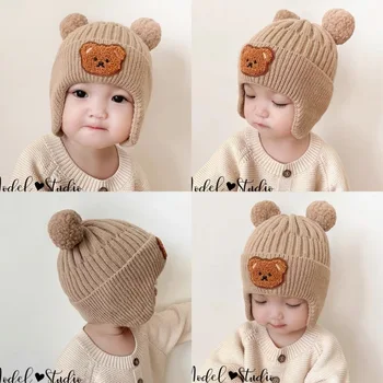 Новая детская шапочка с мишкой из корейского мультфильма, милый помпон, шапочки для маленьких мальчиков и девочек, зимние теплые вязаные шапочки для защиты ушей малышей