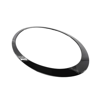 Слева глянцевое черное кольцо для отделки фары